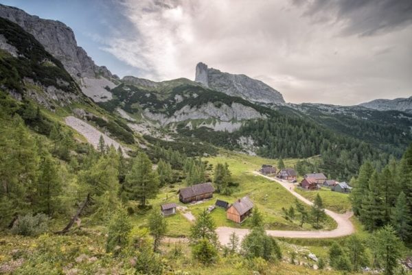 Almkulisse auf der Tauplitz, dahinter der Sturzhahn